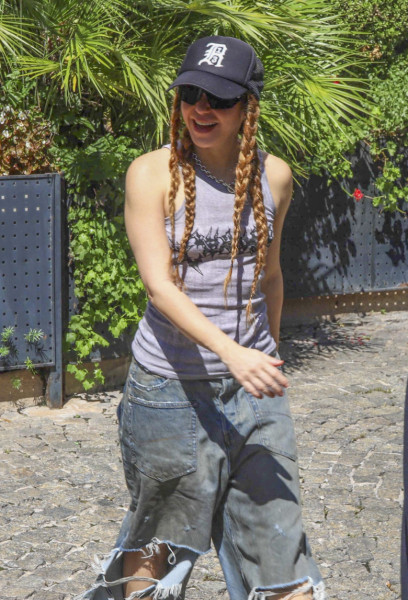 Shakira comes out to greet her fans in Buenos Aires