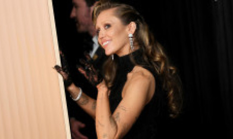 Miley Cyrus neagă faptul că părinții ei au depins de succesul ei: „Fiecare bănuț pe care l-am câștigat a ajuns în contul meu bancar”