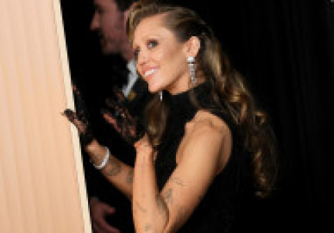 Miley Cyrus neagă faptul că părinții ei au depins de succesul ei: „Fiecare bănuț pe care l-am câștigat a ajuns în contul meu bancar”