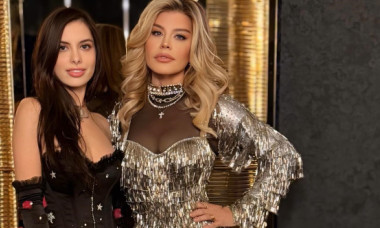 Loredana Groza, nespus de mândră de fiica sa. Elena, transformată în model, a pozat într-o rochie roșie cu crăpătură generoasă
