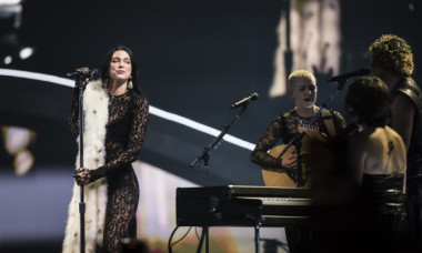 Dua Lipa, electrizantă pe scenă la Melbourne. Și-a etalat silueta senzațională într-o salopetă din dantelă, transparentă și mulată