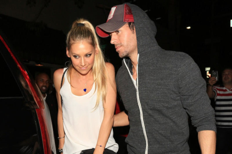 Enrique Iglesias and Anna Kournikova have a romantic date night