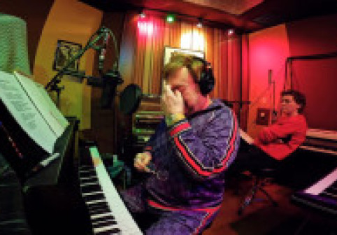 Elton John a izbucnit în lacrimi în studio, gândindu-se că nu mai are mult de trăit: „Refrenul era despre moartea mea”