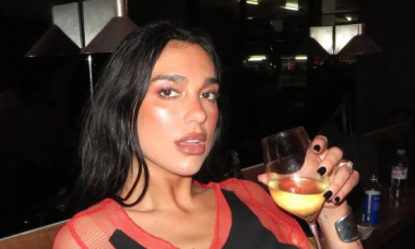 Dua Lipa, într-un costum de baie minuscul, cu cercelul din buric la vedere. Selfie-urile provocatoare din Australia
