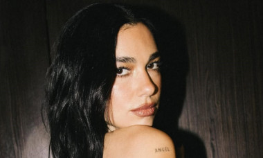 În dresuri plasă și un body de culoarea șampaniei, croit perfect pe trupul ei, Dua Lipa a strălucit pe scenă