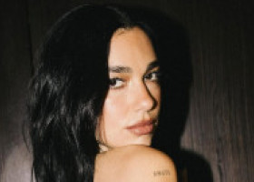 În dresuri plasă și un body de culoarea șampaniei, croit perfect pe trupul ei, Dua Lipa a strălucit pe scenă