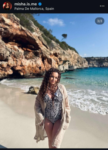 misha in costum de baie