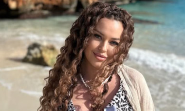 Misha, în costum de baie decoltat și imprimat, pe plaja din Palma de Mallorca. Zâmbitoare, s-a bucurat de soare și de peisajele de vis