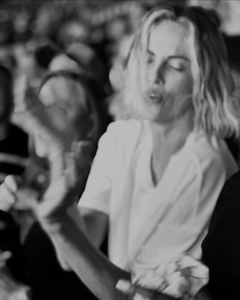 charlize theron la concert dua lipa (4)