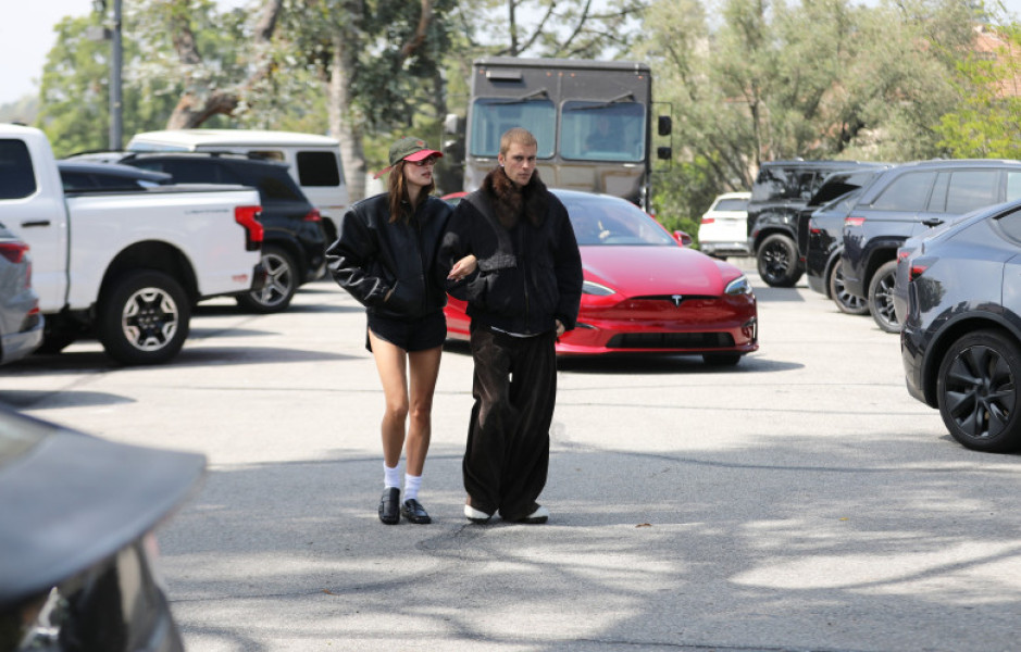 Justin Bieber Stares Down Photographer Following Rough Week In Palm Springs