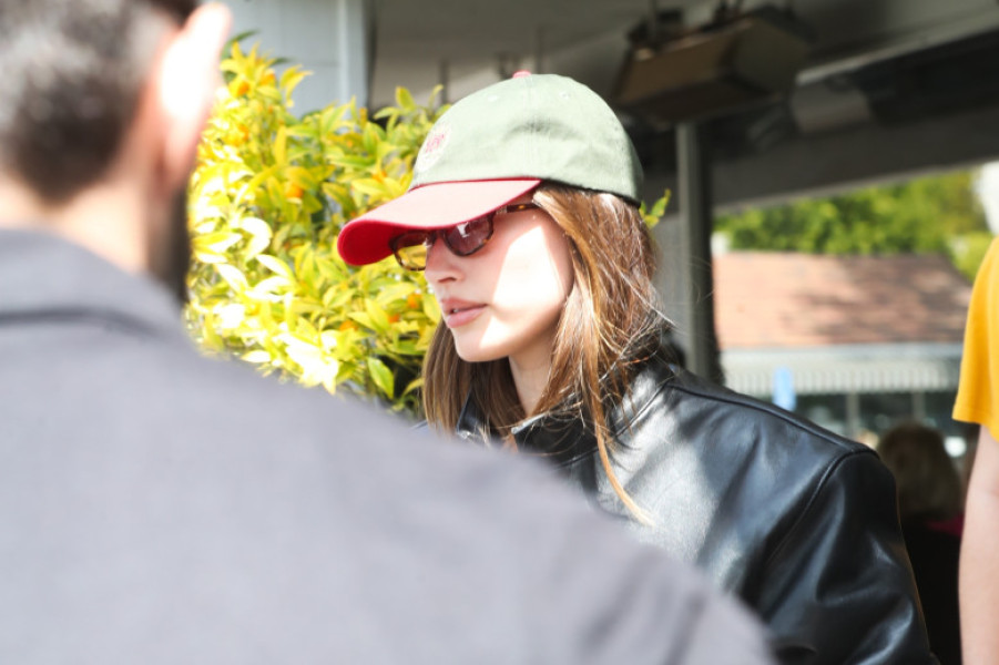 Justin and Hailey Bieber exiting their favorite Deli in Bel Air