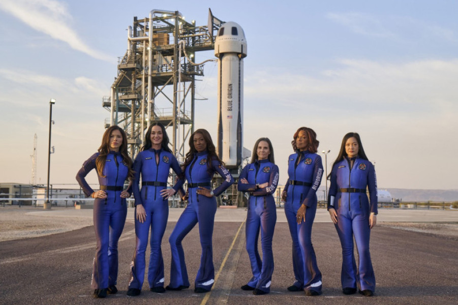 femei in spatiu blue origin