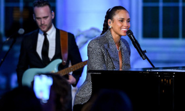 Alicia Keys, îndrăzneață într-un sacou purtat pe pielea goală. Artista de 44 de ani are un zâmbet magnetic și o frumusețe naturală