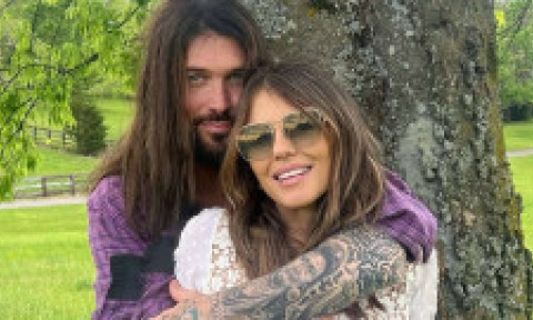 Elizabeth Hurley și Billy Ray Cyrus, tot mai îndrăgostiți. Apropiații spun că nunta ar putea fi următorul pas