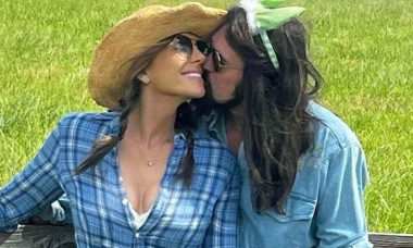 Billy Ray Cyrus, consolat de actrița Elizabeth Hurley după divorț. Cum a început relația care a zguduit showbizul american