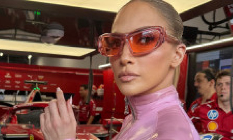 Jennifer Lopez, Barbie la Formula 1. În costum roz din latex, lipit de piele, care i-a accentuat formele voluptoase