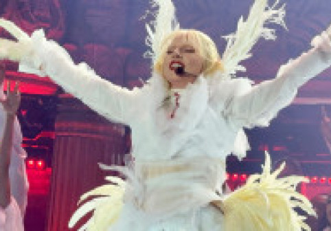 Lady Gaga, cu mama și logodnicul la restaurant. Artista, pe tocuri imposibile, în pantaloni super scurți și mulați și cu geacă de piele