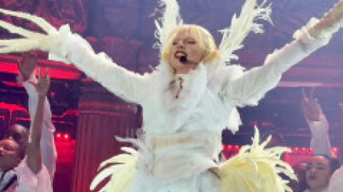 Lady Gaga, cu mama și logodnicul la restaurant. Artista, pe tocuri imposibile, în pantaloni super scurți și mulați și cu geacă de piele