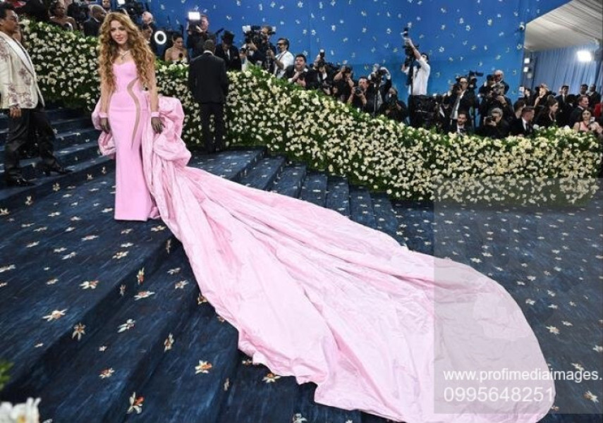 New York, USA. May 5th, 2025. Shakira at the 2025 Costume Institute Benefit Gala celebrating the opening of the exhibition Superfine, Tailoring Black Style. Held at The Metropolitan Museum of Art. Credit: Doug Peters/EMPICS/Alamy Live News