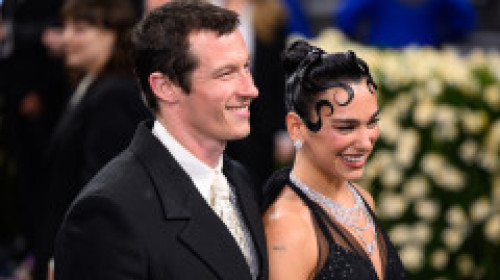 Dezvăluiri despre povestea de iubire pe care o trăiesc Dua Lipa și Callum Turner. De ce nu au început pregătirile pentru nuntă