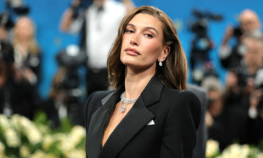 Hailey Bieber își promovează afacerea cu imagini îndrăznețe. Unii fanii o critică, alții o laudă, după recentele poze: „E prea mult!”
