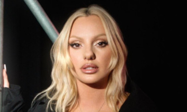Alexandra Stan, seducătoare în costum de baie, pantofi cu toc și cu o atitudine de divă, așezată nonșalant pe o decapotabilă roșie