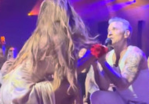 Robbie Williams, dedicație în genunchi pentru Mădălina Ghenea. S-au urcat amândoi pe masă, la petrecerea unui miliardar italian