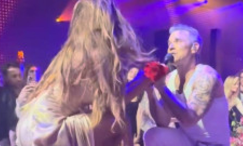 Robbie Williams, dedicație în genunchi pentru Mădălina Ghenea. S-au urcat amândoi pe masă, la petrecerea unui miliardar italian