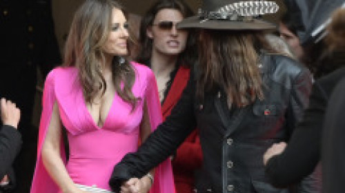 Elizabeth Hurley și Billy Ray Cyrus, prima apariție pe covorul roșu împreună. Actrița, într-o rochie Barbie spectaculoasă