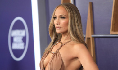 Jennifer Lopez, în salopetă mulată și foarte decolată, la sală în Calabasas. Mândră de siluetă și abdomen