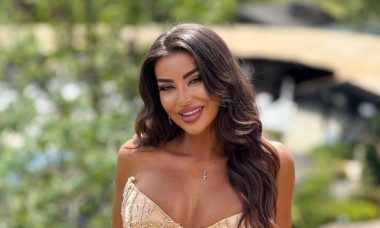 Elena Ionescu, spectaculoasă într-un costum de baie alb, pe marginea piscinei. Debordează de farmec și încredere