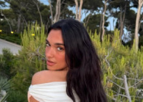 Dua Lipa, în pauză de turneu: costum de baie minuscul, cocktailuri și momente sub soare cu familia. Fanii au crezut că s-a căsătorit