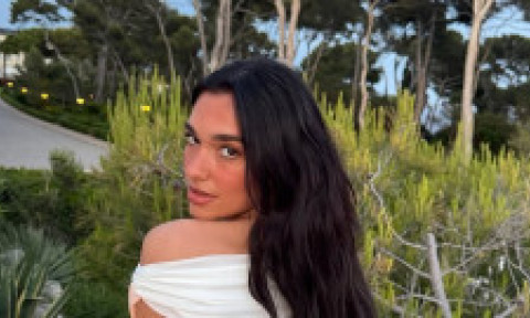 Dua Lipa, în pauză de turneu: costum de baie minuscul, cocktailuri și momente sub soare cu familia. Fanii au crezut că s-a căsătorit