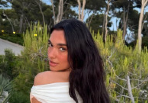 Dua Lipa, în pauză de turneu: costum de baie minuscul, cocktailuri și momente sub soare cu familia. Fanii au crezut că s-a căsătorit