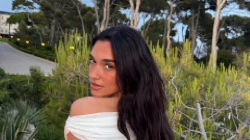Dua Lipa, în pauză de turneu: costum de baie minuscul, cocktailuri și momente sub soare cu familia. Fanii au crezut că s-a căsătorit
