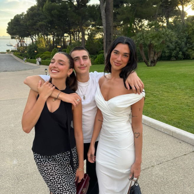 dua lipa cu fratele si sora ei