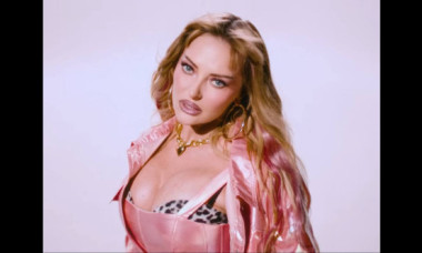 Îmbrăcată ca o păpușă Barbie, dar cu un mesaj puternic la purtător. Delia, piesă despre stereotipurile în care sunt încadrate femeile
