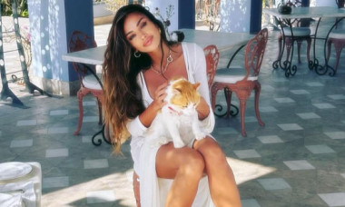 Mădălina Ghenea, într-un costum de baie albastru, perfect pentru pielea ei bronzată și formele de invidiat. Senzualitate la superlativ