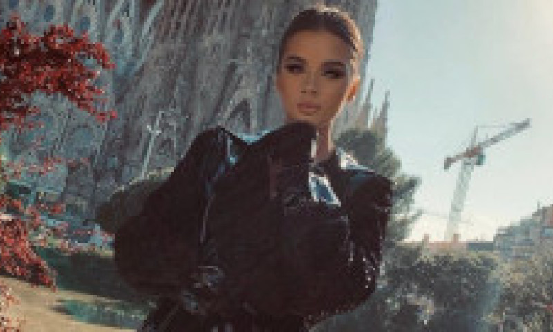 Misha Miller, după ce a strălucit pe covorul roșu de la Cannes: „A fost copleșitor!” Imaginile cu artista au făcut furori printre fani