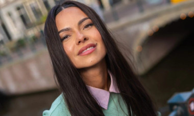 Inna, relaxare în costum de baie, la piscina de pe o terasă însorită din Spania. Pauză de la concerte și fericire din lucruri mici