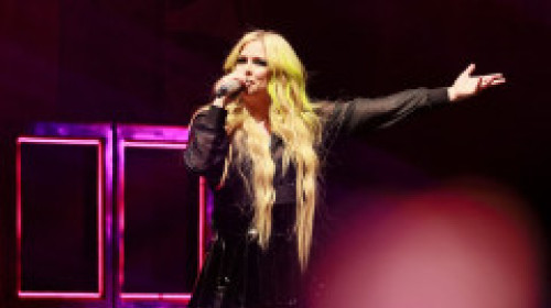 Avril Lavigne, pe scenă, alături de mama ei, la 40 de ani: „Îți mulțumesc că ai crezut în mine!” Imaginile sunt virale