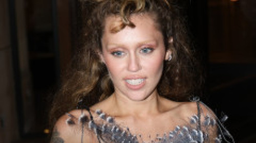 Miley Cyrus a făcut furori la Paris, în rochie transparentă și vaporoasă, cu mănuși de piele și sandale înalte. „Moda Game of Thrones”