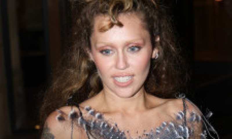 Miley Cyrus a făcut furori la Paris, în rochie transparentă și vaporoasă, cu mănuși de piele și sandale înalte. „Moda Game of Thrones”