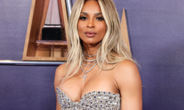 Ciara, într-o fustă scurtă de-o palmă și cizme peste genunchi. Are 39 de ani, patru copii și o viață personală împlinită
