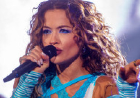 Rita Ora, dans într-un costum de baie minuscul, portocaliu aprins: „Vara 25 tocmai a devenit mai fierbinte”