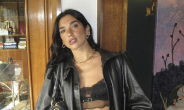 Dua Lipa, într-o rochie transparentă, în brațele iubitului său. Au petrecut până în zori, după concertele ei de la Londra