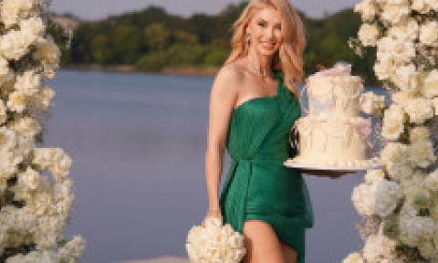 Andreea Bălan, zi de naștere sărbătorită ca o nuntă: buchet alb de flori, tort cu etaj și fumigene colorate. A împlinit 41 de ani