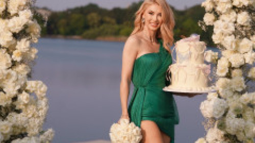 Andreea Bălan, zi de naștere sărbătorită ca o nuntă: buchet alb de flori, tort cu etaj și fumigene colorate. A împlinit 41 de ani