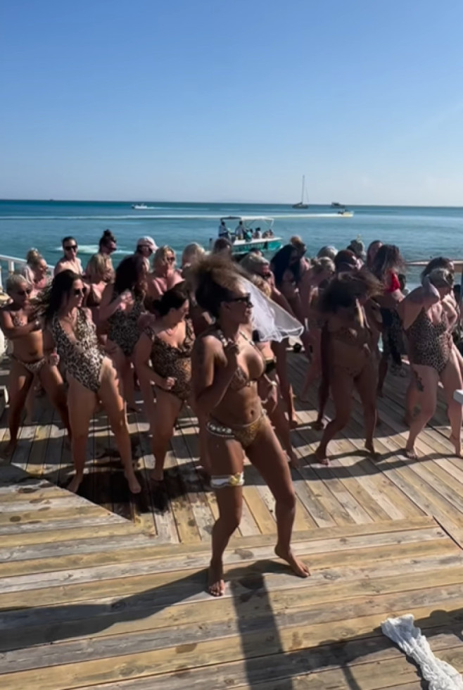 mel b in costum de baie
