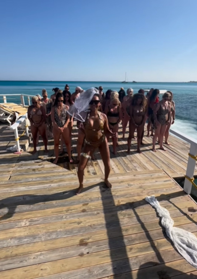 mel b in costum de baie